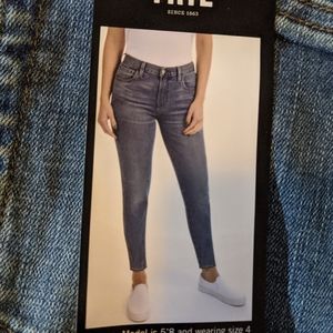 NWT Frye Jeans size 8/29